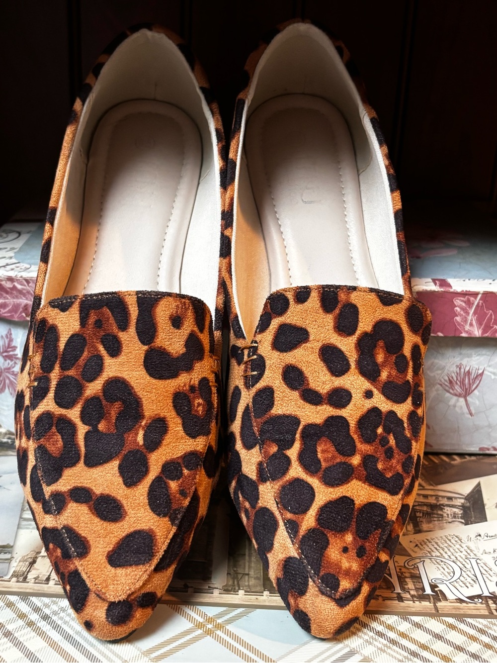 MUSSHOE Leopard Print Pointed-Toe Flats.